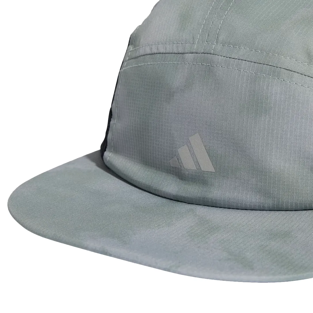 Vista frontal do boné Adidas cinza com aba reta e logotipo na frente